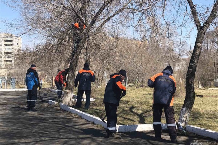 В Хакасии спасатели МЧС привели в порядок мемориал погибшим воинам