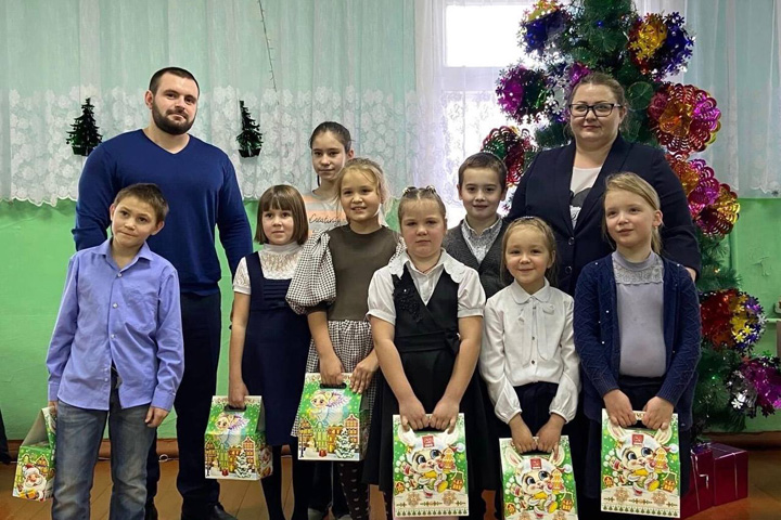 Активисты КПРФ начали вручать подарки детям Хакасии