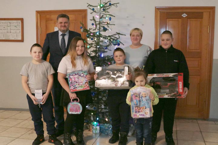 Александр Жуков вручил подарки детям