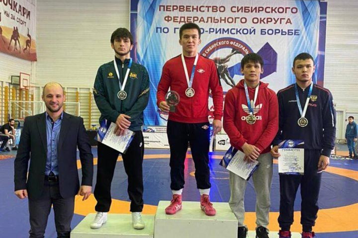 Борцы Хакасии завоевали медали первенства Сибири