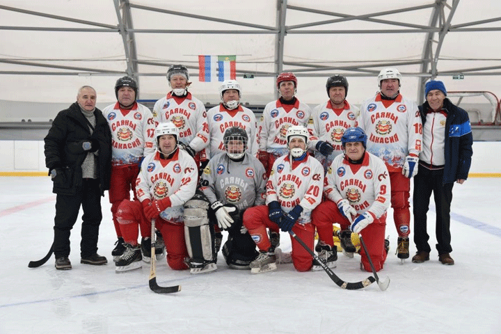 В столице Хакасии ветераны хоккея с мячом вышли на лед