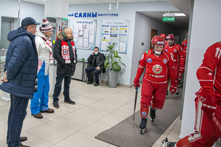 Сергей Сокол поздравил с победой команду ХК «Саяны»