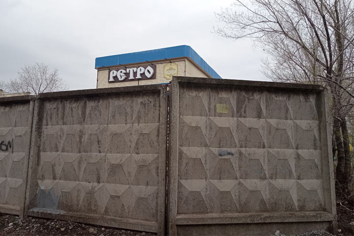 В Саяногорске вокруг пивбара бетонный забор установили, а снести денег нет 