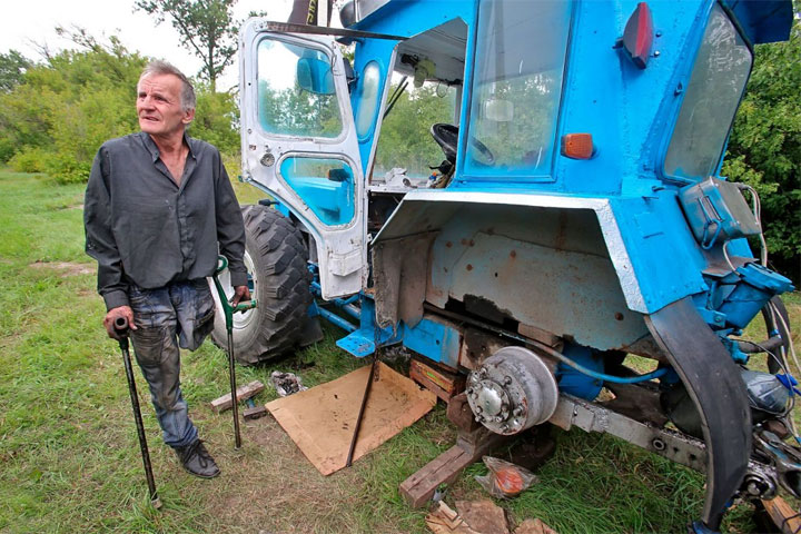 Пенсионер на самодельном тракторе повезет 400 банок тушенки в зону СВО