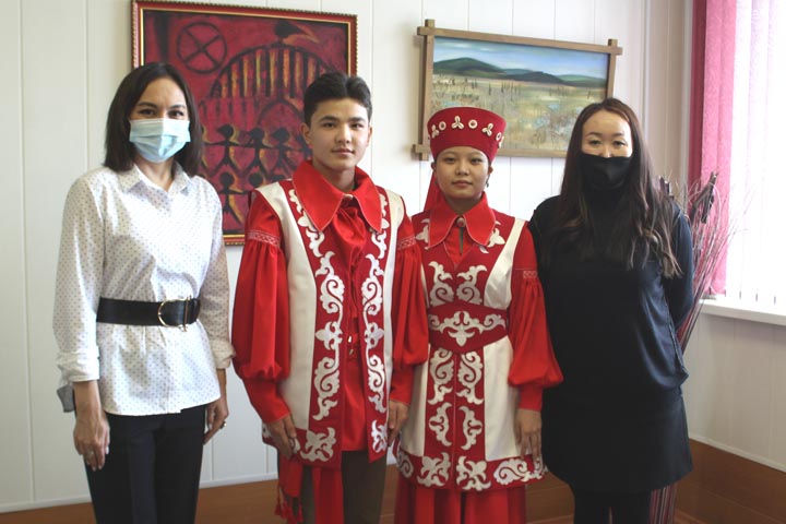 Фонд «Благодарение» подарил Национальной гимназии хакасские костюмы