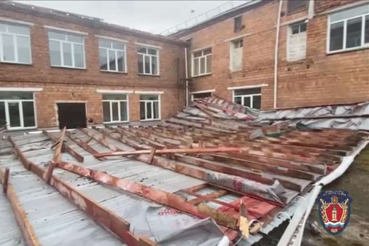 Отремонтированную крышу школы сорвало ветром в соседнем с Хакасией регионе