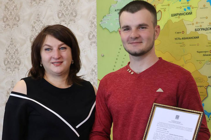 В Алтайском районе сироте вручили жилищный сертификат