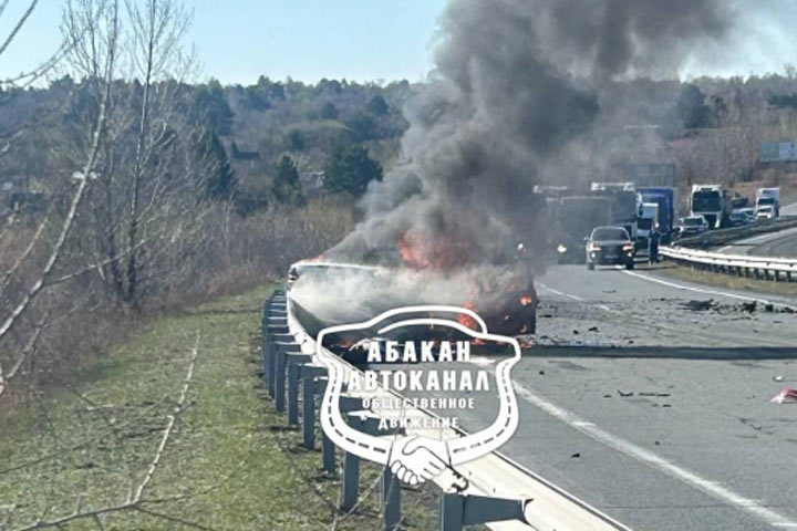 На трассе Минусинск - Абакан в ДТП загорелся автомобиль