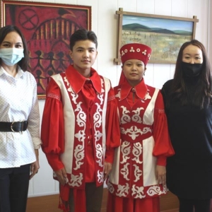 Фонд «Благодарение» подарил Национальной гимназии хакасские костюмы
