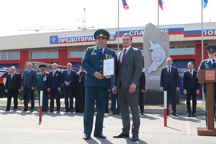 В Хакасии огнеборцам вручили награды и присвоили звания