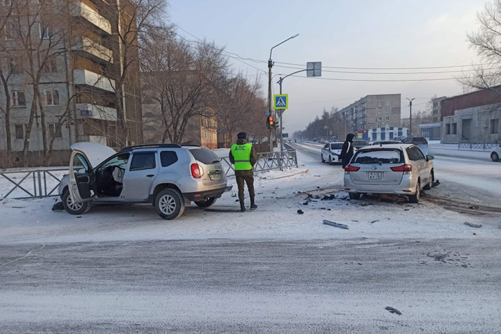 Снегопад принес Хакасии 14 дорожных аварий, есть пострадавшие 