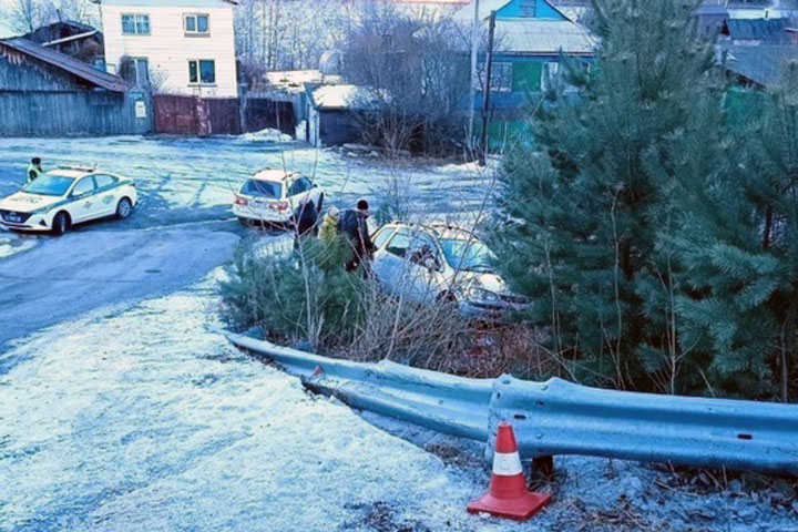 Toyota Corolla  улетела в кювет на дороге Саяногорск – Майнская ГЭС – Черемушки