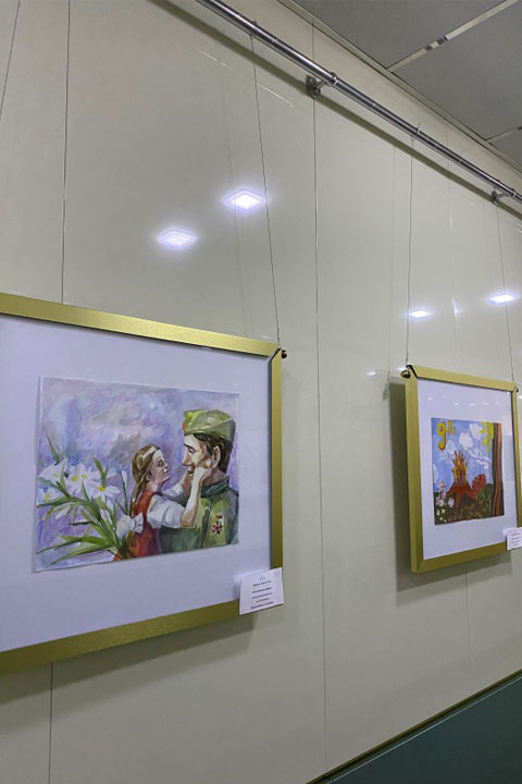 В Хакасском муниципальном банке открылась выставка детских рисунков, посвященная Дню Победы