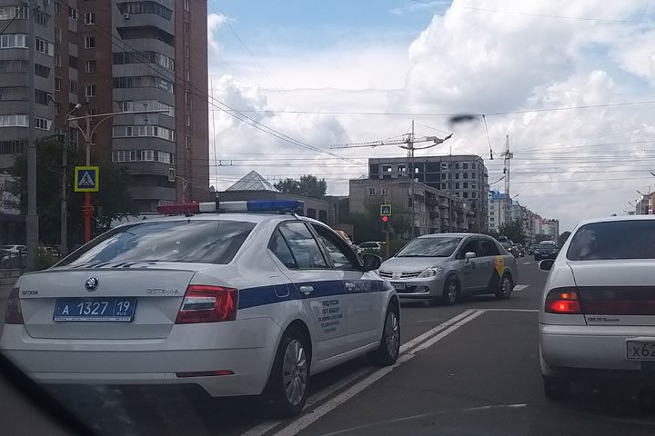 В Абакане на Щетинкина - Кирова произошло ДТП с участием автомобиля такси 