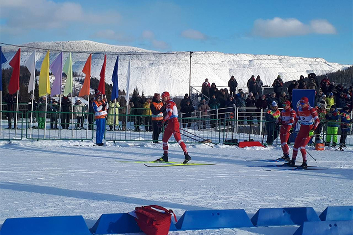 У Олимпийского чемпиона Александра Большунова на полпути сломалась палка. Итоги спринта в Тее