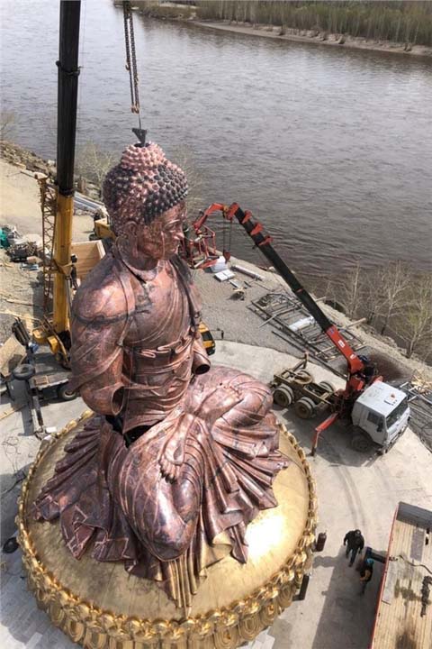 Сергей Шойгу подарил Туве огромную статую Будды