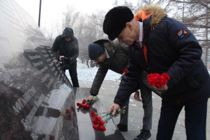 Алексей Лемин возложил цветы к подножию памятника на Привокзальной площади