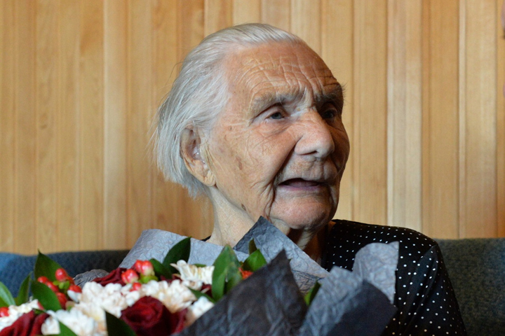 Валентин Коновалов поздравил жительницу Хакасии со 100-летием