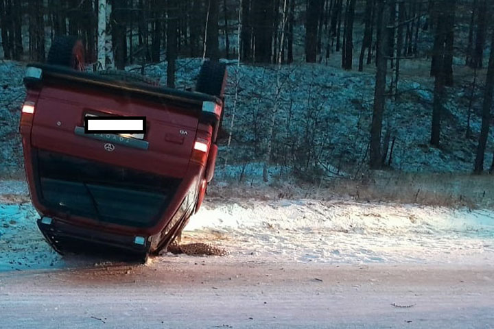 Возле Сорска на гололеде опрокинулся автомобиль, администрацию города наказали