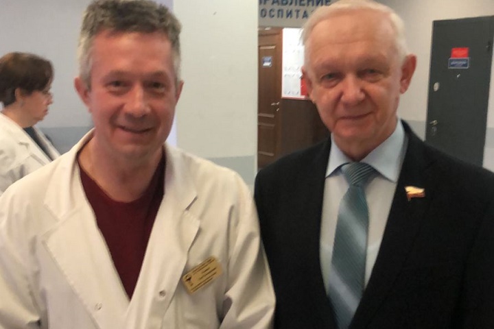 Сенатор Усатюк посетил раненых военнослужащих из Хакасии в госпитале