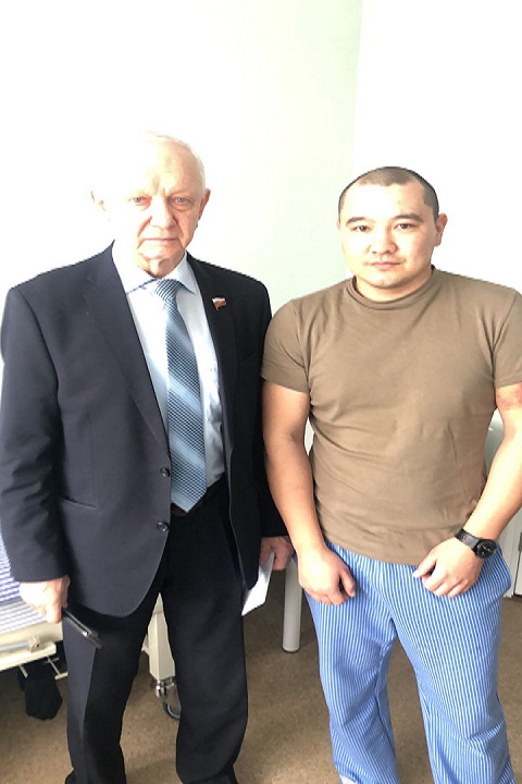 Сенатор Усатюк посетил раненых военнослужащих из Хакасии в госпитале