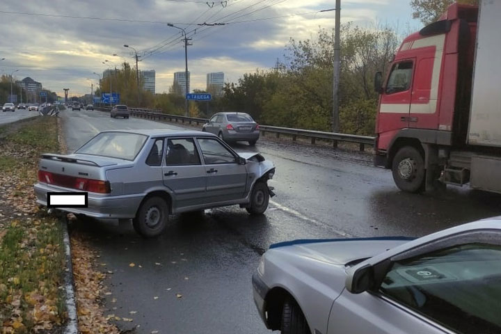 Пробку между Черногорском и Абаканом спровоцировало ДТП: Hyundai Solaris вылетел на встречку