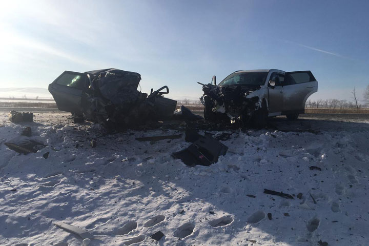 На трассе в Хакасии автоледи вылетела на встречку и угробила женщину-водителя 