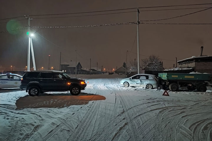 В Калинино Mitsubishi Pajero Sport протаранил Nissan Tinо, пострадала школьница