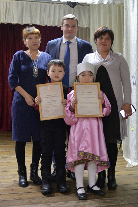 Глава Хакасии наградил ребят из Таштыпского района