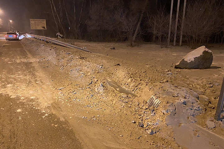 Ночное ДТП в Абакане: иномарка снесла ограждение и врезалась в дерево