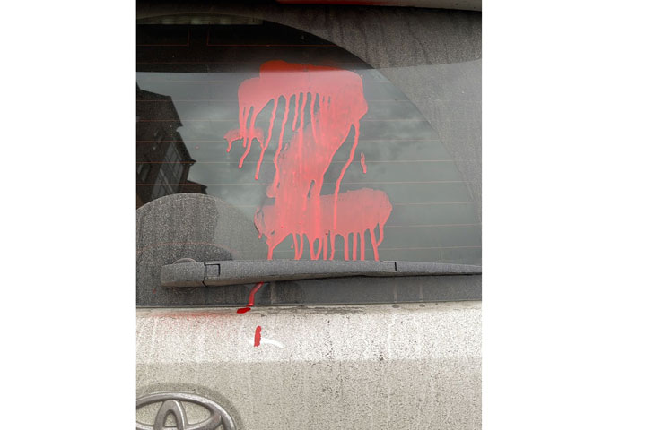 Добрались и до Хакасии: автовладельцу испортили автомобиль за наклейку с буквой Z