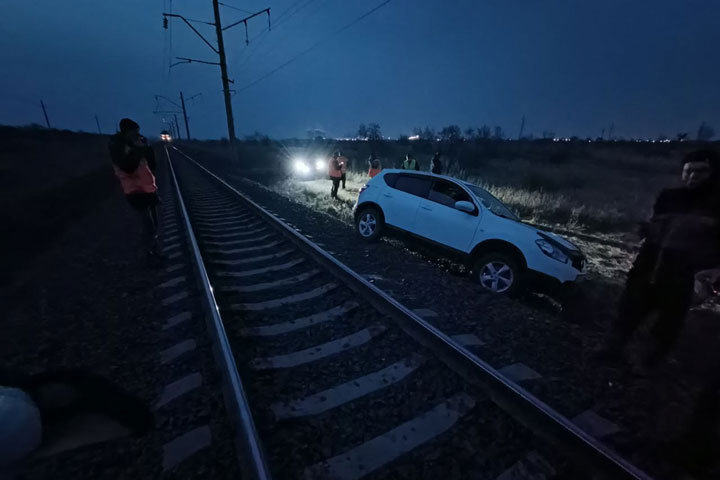 Возле Ташебы кроссовер с нетрезвым водителям застрял на железнодорожных путях