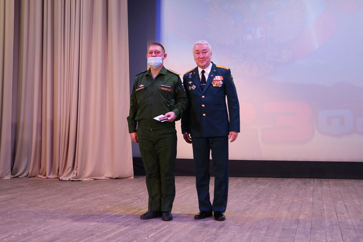 В Хакасии военных железнодорожников наградили за помощь в ликвидации паводка