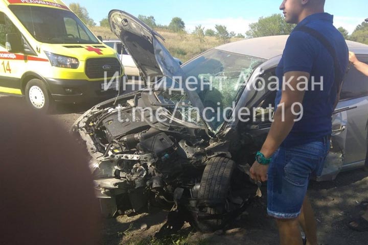 Серьезное ДТП в столице Хакасии: покореженные автомобили раскидало далеко друг от друга