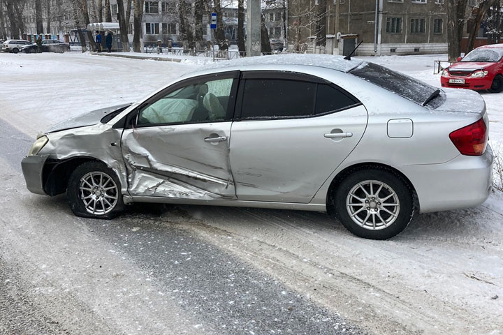 В Абакане возле «Весты» Toyota Tundra врезалась в Toyota Allion, пострадал ребенок