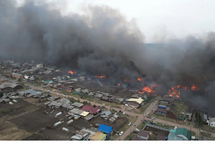 Пожар охватил сотни домов в Красноярском крае. Погибли взрослые и дети. ВИДЕО