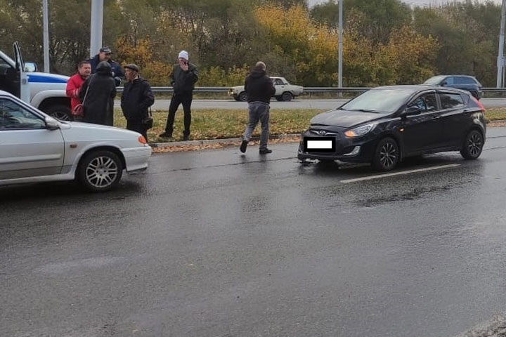 Пробку между Черногорском и Абаканом спровоцировало ДТП: Hyundai Solaris вылетел на встречку