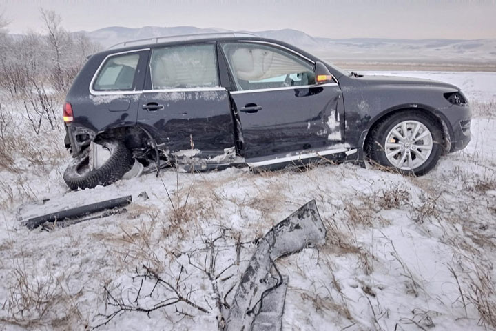 Лобовуха на трассе «Енисей»:  Volkswagen Touareg смял Honda Accord