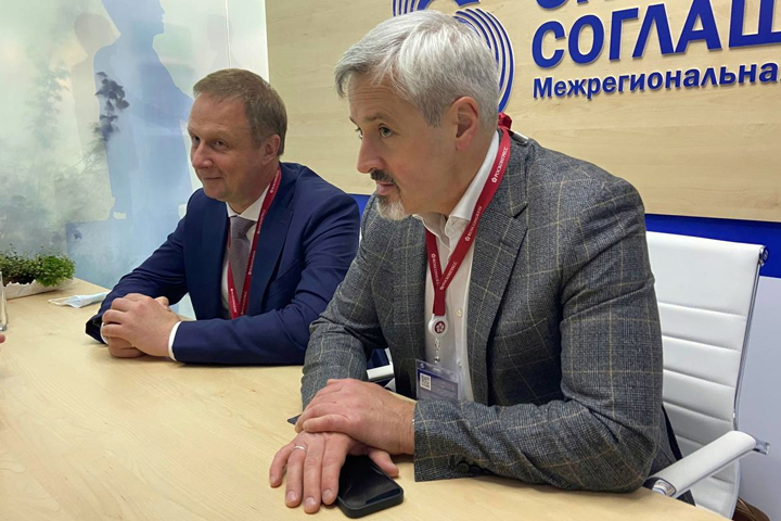 Валентин Коновалов на ПМЭФ встретился с руководителями «Просвещения»
