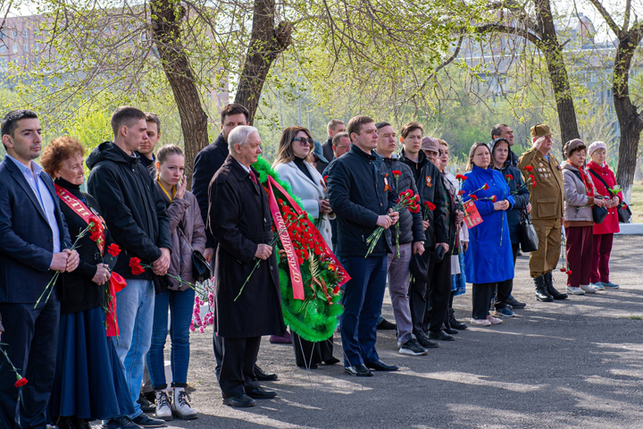 Валентин Коновалов почтил память воинов, умерших от ран в абаканских госпиталях 