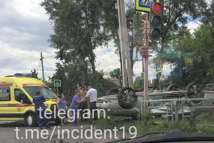Серьезное ДТП произошло на перекрестке в столице Хакасии 