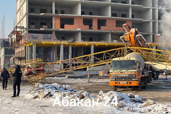 На стройке по Кирова в Абакане рухнул башенный кран, есть погибший