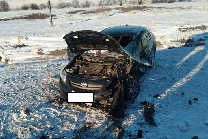 На трассе Абакан - Ак-Довурак в лобовом столкновении погибла водитель Toyota Corolla