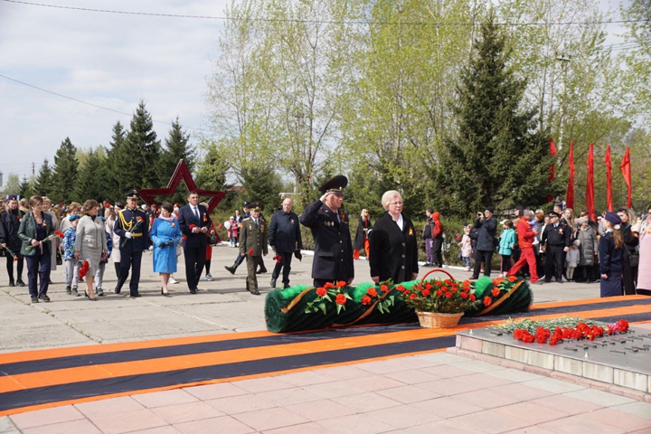 В Усть-Абакане прошли торжественный парад и Бессмертный полк