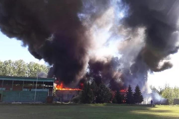 В столице Хакасии горит стадион «Торпедо»