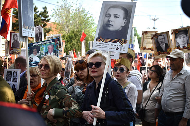 В России в «Бессмертном полку» прошла знаменитая украинская бабушка со знаменем Победы