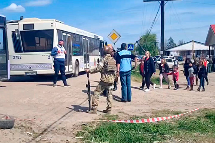 Боевики «Азова»* убивают себя в подвалах «Азовстали»