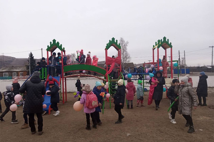 В Хакасии возле сельского ДК появилась новая детская площадка 