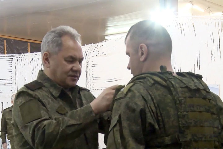 Сергей Шойгу прибыл в российскую группировку войск и вручил награды героям