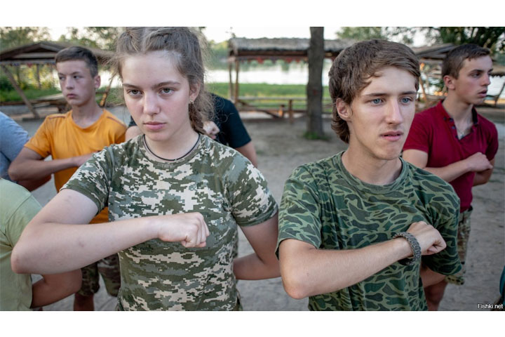 «Азов»* вербует детей и воспитывает из них снайперов. ФОТО